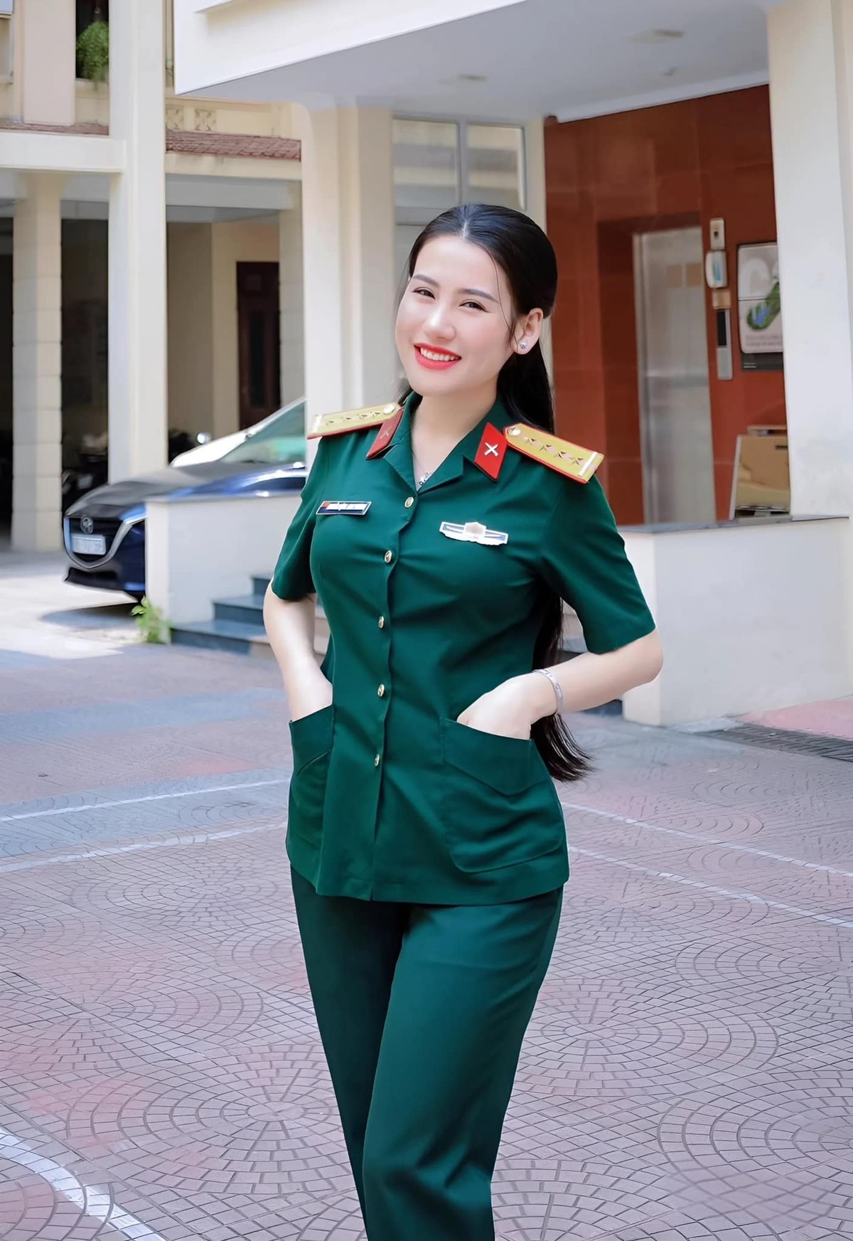 Nguyễn Đặng Anh Phương sinh năm 1995, quê ở Hương Khê, Hà Tĩnh. Cô từng nổi khắp mạng xã hội với loạt ảnh trong trang phục quân nhân.