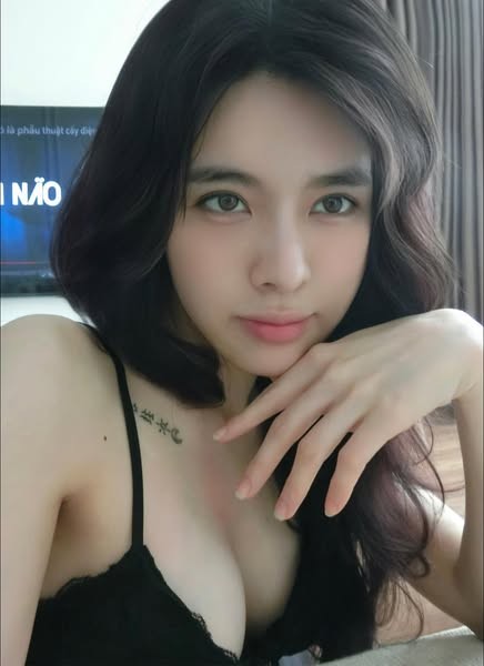 Mới đây trên trang cá nhân, Trần Bích Hạnh - hot girl đang được netizen đồn đoán hẹn hò với nam cầu thủ Văn Thanh vừa đăng tải loạt ảnh đầy gợi cảm. Đáng chú ý, đăng kèm loạt ảnh nói trên, cô nàng để dòng trạng thái thả thính cực ngọt: "Giáng Sinh năm nay hơi lạnh. Phải chi... có ai bên cạnh".