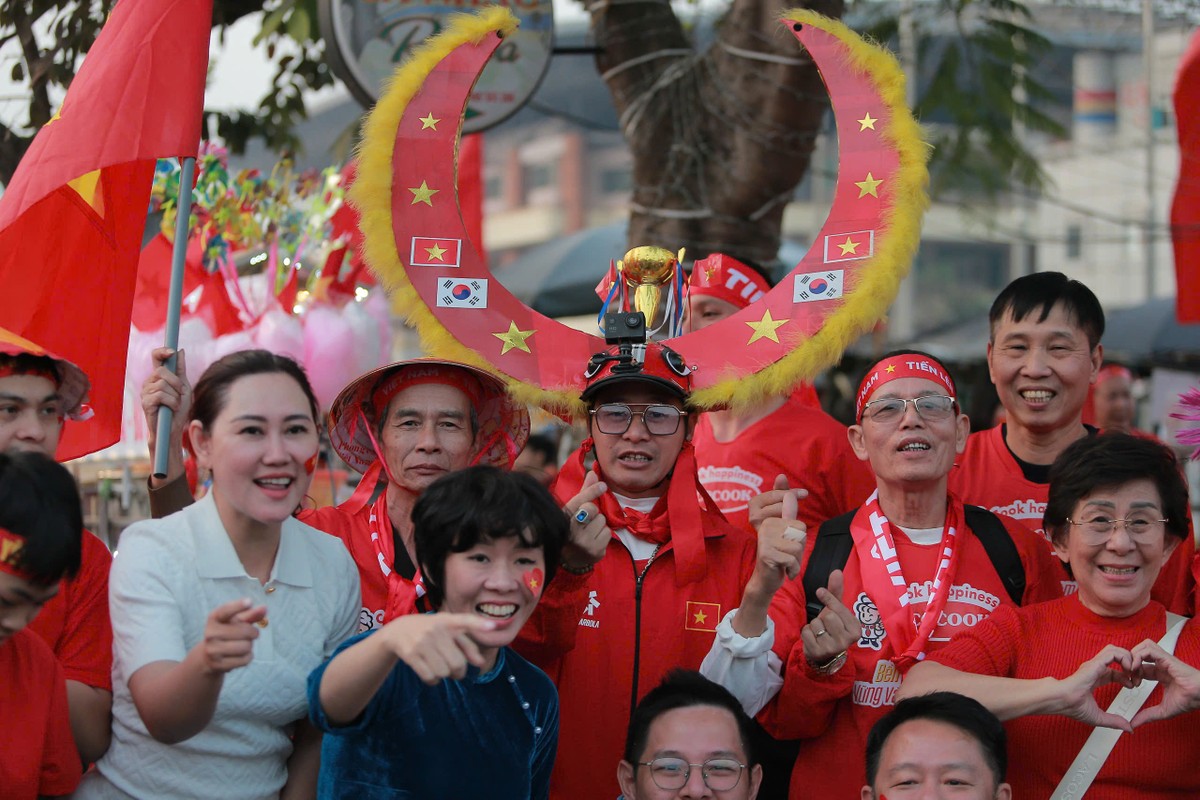 Tối nay, tuyển Việt Nam đá lượt về bán kết ASEAN Cup 2024 trước đối thủ Singapore. 20h trận đấu mới chính thức diễn ra, thế nhưng từ 17h chiều, rất nhiều cổ động viên đã có mặt.