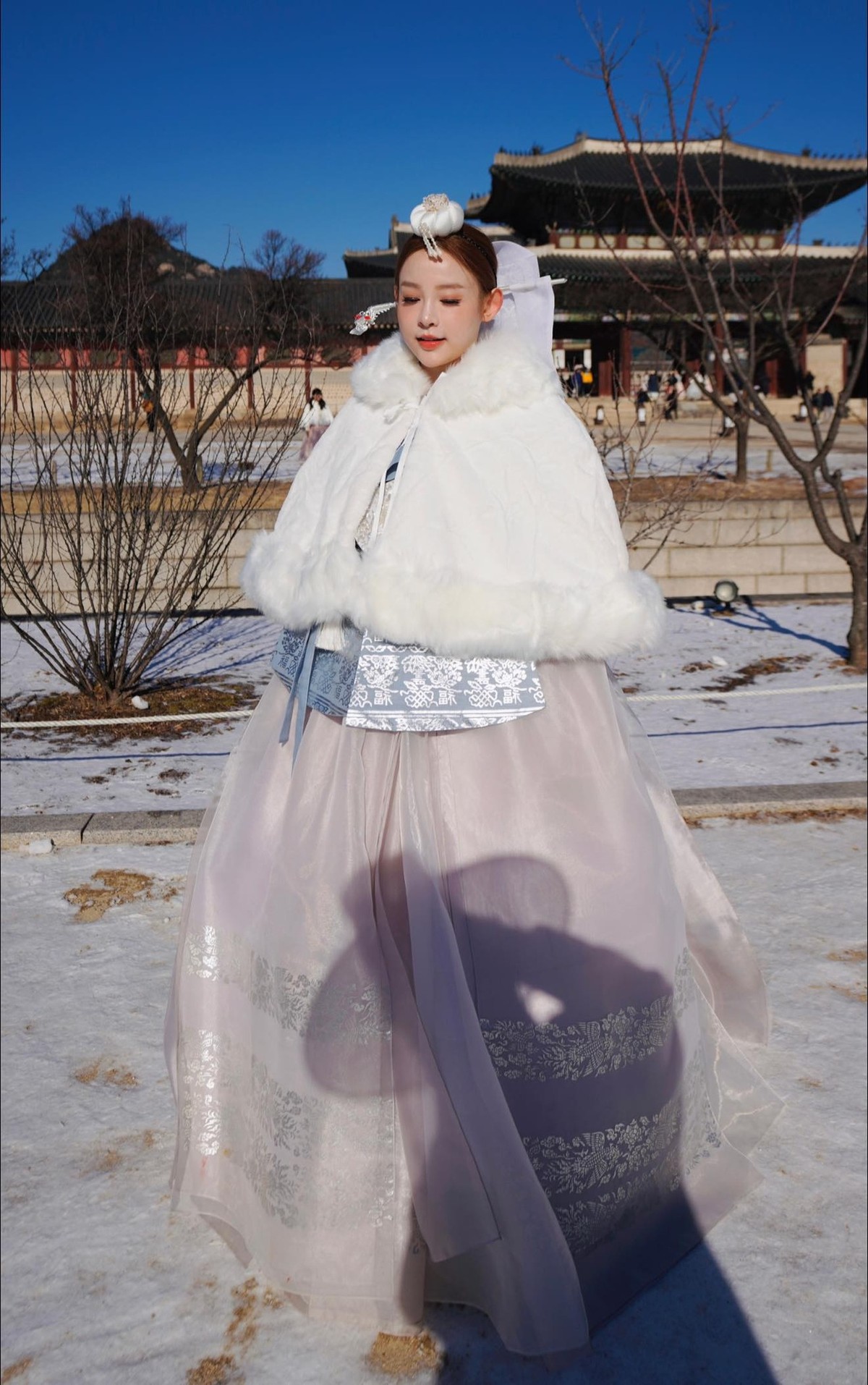 Bộ hanbok mà Huyền Baby lựa chọn có màu sắc trắng be cùng hồng nhạt vô cùng nền nã, kết hợp với những họa tiết truyền thống độc đáo, tinh tế.