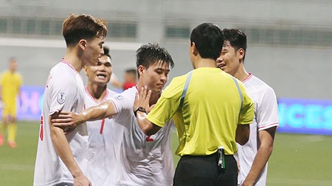 AFF Cup 2024 đã kết thúc với ngôi vương thuộc về đội tuyển Việt Nam, thế nhưng những hình ảnh về các trận đấu trong khuôn khổ giải đấu vẫn được người hâm mộ đăng tải nhiều trên các trang mạng xã hội. Không chỉ có người dân Việt Nam, rất nhiều bạn bè quốc tế cũng quan tâm đến sự thể hiện của Việt Nam trong các trận đấu. Đặc biệt mới đây, khoảnh khắc Duy Mạnh với cương vị đội trường bảo vệ đồng đội trong trận bán kết lượt đi với Singapore khiến cộng đồng mạng xứ Trung vô cùng thích thú.