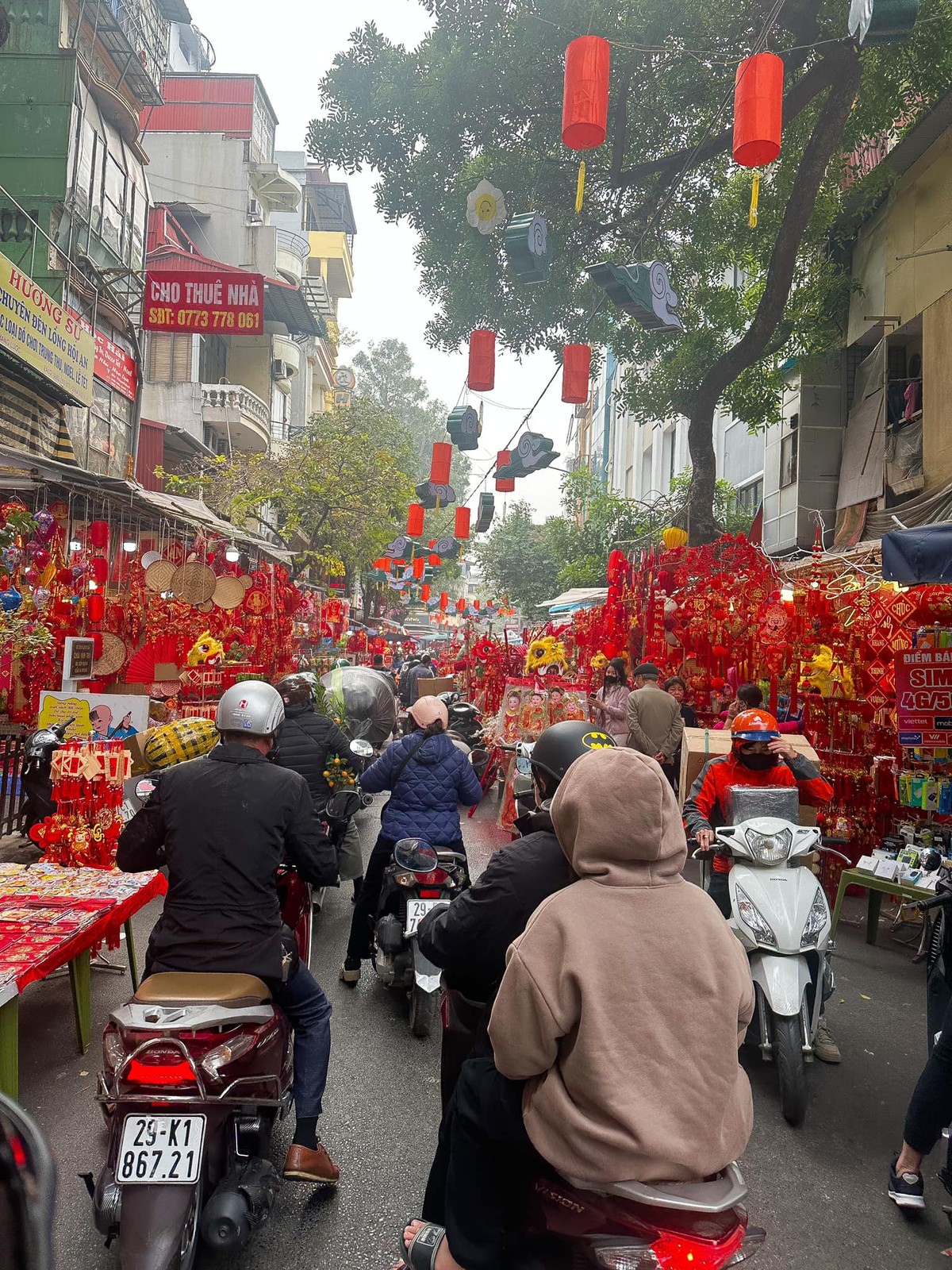 Còn một tuần nữa là đến Tết Nguyên đán Ất Tỵ 2025, hoạt động mua sắm tại khu vực phố cổ Hà Nội đang diễn ra rất sôi động. Những tuyến phố bán đồ trang trí như Hàng Mã, Hàng Lược, hay địa điểm bán bánh kẹo Tết như Đồng Xuân bắt đầu đông người mua sắm từ sáng sớm đến tận 10h đêm.