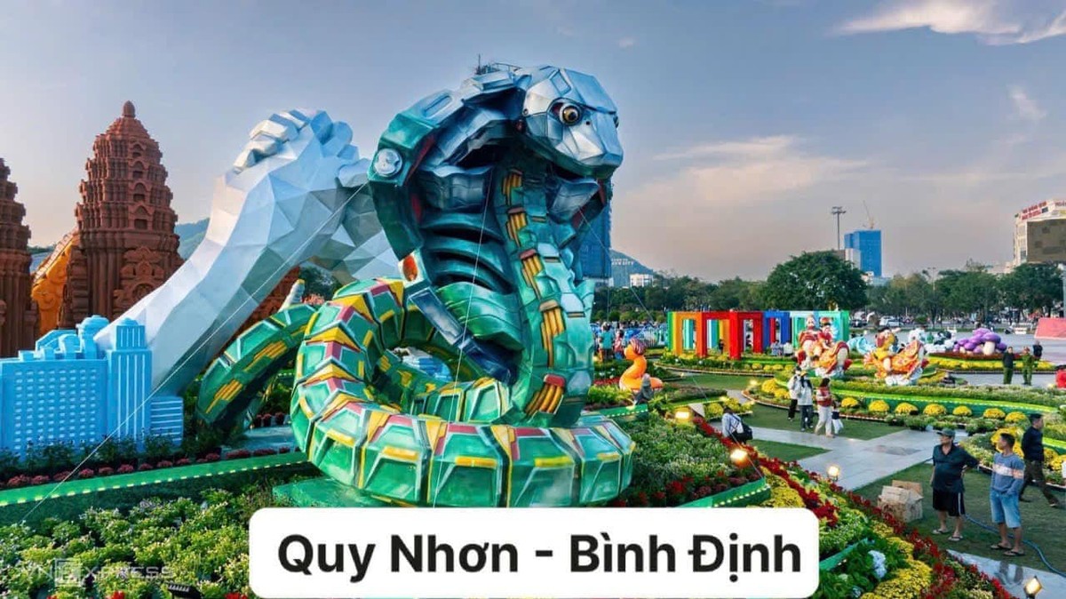 Ở Bình Định, biểu tượng linh vật Tết tại Quảng trường Nguyễn Tất Thành (TP Quy Nhơn), với điểm nhấn là rắn thần Naga 5 đầu hướng vào bên trong thành phố. Cụm biểu tượng phụ hướng ra biển cao 5 m, tái hiện linh vật xuân Ất Tỵ theo phong cách hiện đại, gắn liền xu hướng chuyển đổi số và phát triển công nghệ.