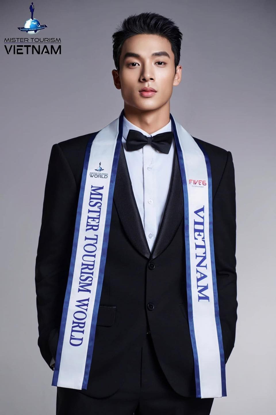 Tối 18/2, chung kết Mister Tourism World 2025 ( Nam vương Du lịch thế giới) đã diễn ra tại tỉnh Ninh Thuận với màn tranh tài của 25 thí sinh. Được đánh giá cao từ khi nhập cuộc, Hưng Nguyễn đã không phụ lòng của người hâm mộ khi thể hiện tốt trong các phần thi và đăng quang ngôi vị Nam vương Du lịch Thế giới một cách thuyết phục. (Ảnh: Mister Tourism World)