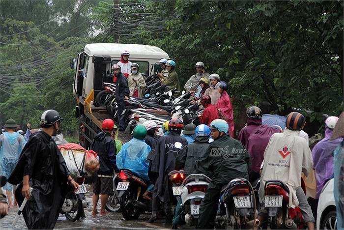 Mưa kéo dài khiến nhiều tuyến phố Hà Nội chìm trong biển nước, việc đi lại của người dân gặp nhiều khó khăn. Ở những đoạn đường nước ngập sâu, ngay lập tức xuất hiện những... “vị cứu tinh”. Ảnh: VTC