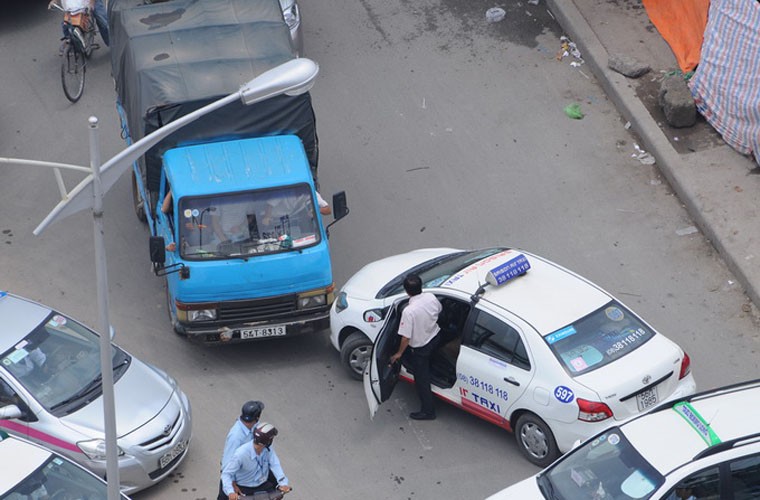 Khoảng 11h30 trưa nay (10/9), trên đường Hồng Hà đoạn ngay trước sân bay Tân Sơn Nhất (TP.HCM) đã xảy ra một vụ va chạm giữa xe tải và taxi mà nguyên nhân là do giành đường.