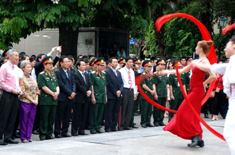 Trong chuyến thăm hữu nghị Việt Nam, chiều 12/9, tại vườn hoa Lý Thái Tổ (Hà Nội), Thủ tướng Singapore Lý Hiển Long và phu nhân đã chứng kiến buổi biểu diễn của hai đoàn nghệ thuật của Singapore và Việt Nam.