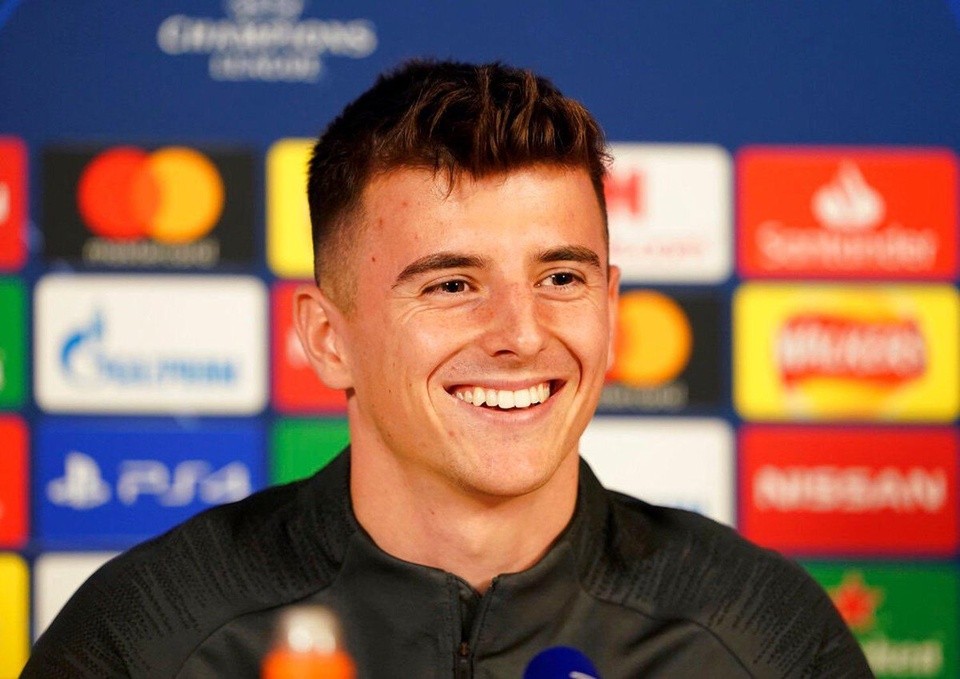 Mason Mount là một trong những cầu thủ sáng giá nhất trong  đội tuyển Anh tham dự Euro 2020. Cựu danh thủ Joe Cole từng ca ngợi chân sút 22 tuổi là "tương lai của đội tuyển Anh" khi có tất cả tố chất của một cầu thủ hàng đầu: tư duy tuyệt vời, thể lực tốt, kỹ thuật cá nhân ấn tượng. Mount cũng tỏa sáng trong màu áo CLB Chelsea khi được bình chọn là "Cầu thủ xuất sắc mùa giải 2020/21" của "The Blues".