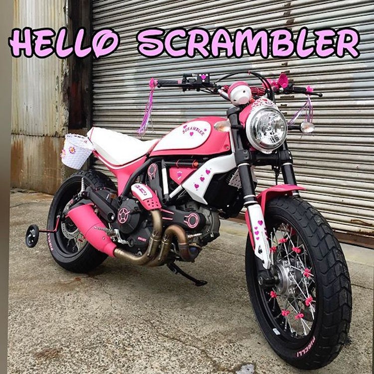 Trong khi các hãng độ khác đang tích cực tham gia vào cuộc thi độ Ducati Scrambler Custom Rumble, đại lý Moto Corsa đã "chơi nổi" với chiếc Scrambler Enduro độ Hello Kitty "cute" này.