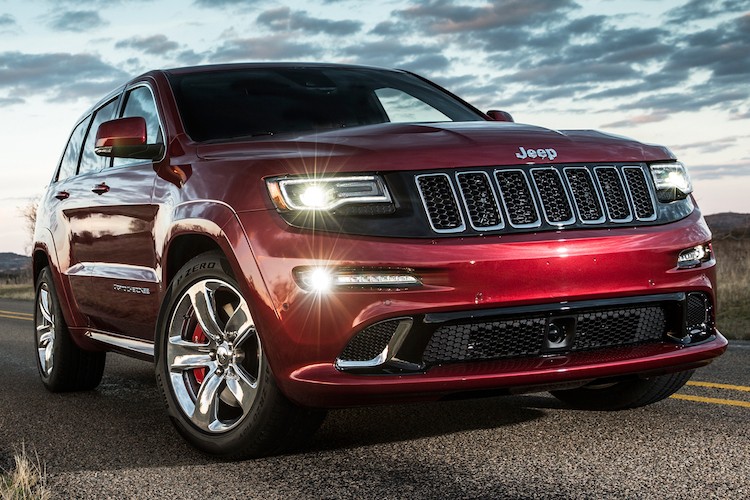 Trong những mẫu  SUV động cơ khủng, Jeep Grand Cherokee SRT8 là mẫu xe đầu tiên trong số đó: xe sở hữu động cơ HEMI 6.4l V8 nạp khí tự nhiên, công suất tối đa 475 mã lực, mô-men xoắn cực đại 637 Nm.