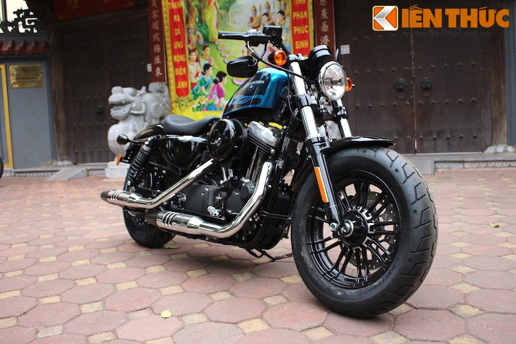 Phiên bản  Harley Forty-Eight 2016 được ra mắt lần đầu vào tháng 8/2015 và sau đó tiếp tục được Harley-Davidson Việt Nam đưa về vào tháng 10/2015. Tuy nhiên, chiếc xe trong bài viết này được nhập về bởi một showroom tư nhân ở quận Hai Bà Trưng, Hà Nội.