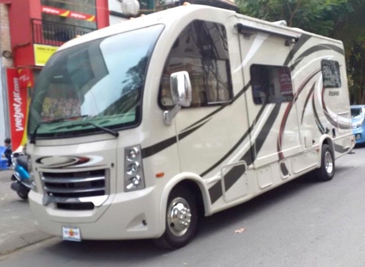 Được chế tạo bởi hãng Thor Motor Coach "chuyên trị" các dòng xe kiêm nhà di động (motorhome) ở Mỹ, chiếc  ôtô Thor Vegas đầu tiên về Việt Nam thuộc phiên bản 24.1 và vừa được sản xuất trong năm 2016 theo đơn đặt hàng của một đại gia Hà Nội.