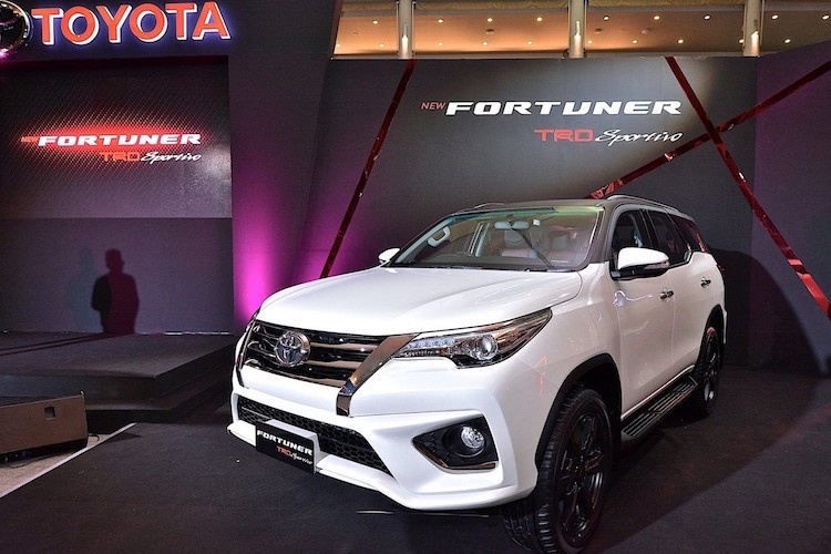  Toyota Fortuner 2016 TRD Sportivo là phiên bản thể thao mới nhất của dòng SUV Fortuner thế hệ mới, vừa mới chỉ được tung ra tại Thái Lan vào năm ngoái. Điểm nổi bật của phiên bản này đó là một loạt các trang bị thể thao từ bộ phận Toyota Racing Development.