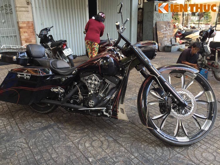 Tại Mỹ,  Harley-Davidson Street Glide là một dòng xe thường xuyên được lựa chọn để lên phong cách bagger nhưng có lẽ ở Việt Nam, chiếc Street Glide của biker Sài Gòn này là chiếc bagger duy nhất.