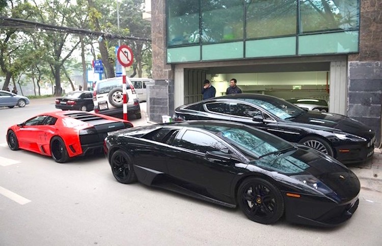 Đây là 1 trong 2 chiếc siêu xe  Lamborghini Murcielago LP640 của một đại gia Hà Nội hoạt động trong lĩnh vực dầu khí. Chiếc xe còn lại của vị đại gia này có màu đen.