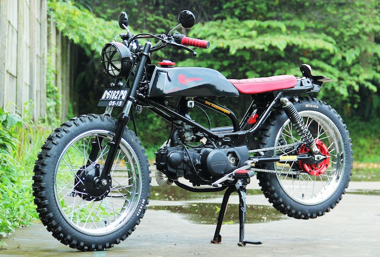 Chủ nhân của bản độ  Honda Win 100 Brat Tracker này là Wahyu Hidayat - Chủ xưởng độ Diwa Kustomslaughters tại Indonesia. Anh đã lấy cảm hứng cho chiếc xe từ các mẫu xe địa hình enduro của thập niên 70.