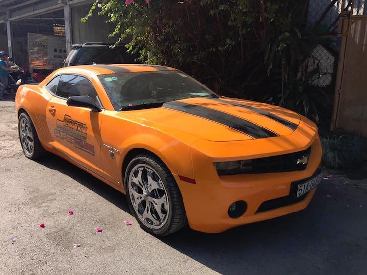 Chiếc  Chevrolet Camaro RS trước khi độ vốn đã khá đặc biệt với sọc đen dọc trên xe theo phong cách Bumblebee và bộ mâm Spinner với cánh xoay ở phía ngoày ngay cả khi xe dừng lại. Tuy nhiên chủ nhân của mẫu xe "cơ bắp" này vẫn muốn cho chiếc Camaro của mình trở nên "độc" hơn nữa.