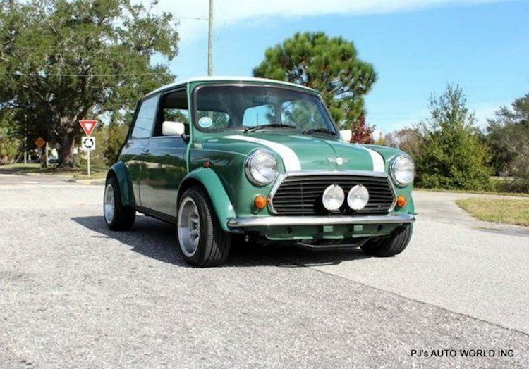 Trên Thế giới, những chiếc  MINI Cooper cổ thay máy đã trở nên phổ biến, tuy nhiên chiếc xe tới từ Florida, Mỹ này vẫn gây ấn tượng mạnh do gần như nguyên bản sau khi thay động cơ.