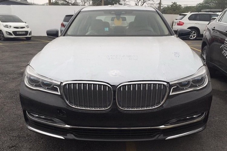 Với sự xuất hiện của chiếc xe sang  BMW 750Li 2016, "gia đình" 7 Series thế hệ mới đã gần hoàn thiện với các phiên bản từ thấp tới cao 730, 740 và 750. Như vậy, hiện chỉ còn chiếc M760Li mới ra mắt cách đây không lâu chưa xuất hiện tại Việt Nam.