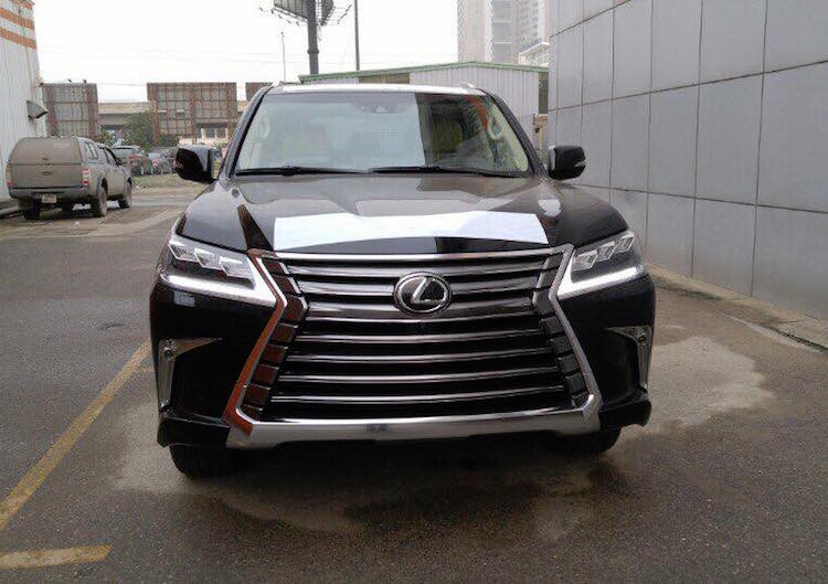 Phiên bản Lexus LX570 2016 là bản nâng cấp của thế hệ LX hiện tại, vốn đã được bán từ năm 2017 và liên tục được cải tiến từ đó tới nay. So với phiên bản 2015 trước đó, LX570 2016 có thiết kế thay đổi khá nhiều.