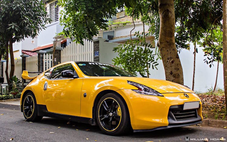 So với những chiếc xe thể thao  Nissan 370Z tại Việt Nam, chiếc xe này đã được chủ xe "trang điểm" nhẹ nhàng với bộ bodylip thể thao gắn xung quanh cản xe.