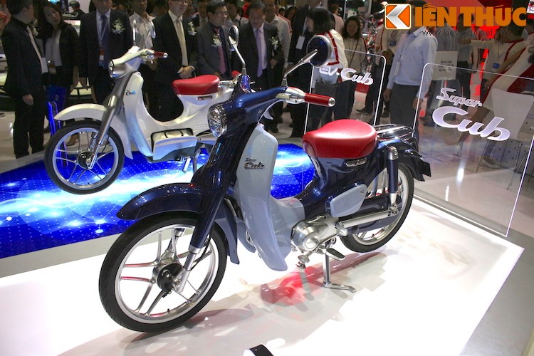  Honda Super Cub Concept là phiên bản "hiện đại hóa" của chiếc Super Cub đầu tiên với tên mã C100 vào năm 1958. Kể từ đó tới nay, Super Cub đã trở thành dòng xe máy bán chạy nhất Thế giới, với số lượng lên tới gần 100 triệu chiếc tính tới nay.