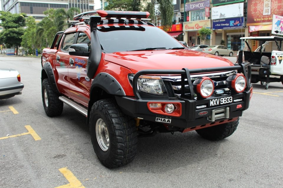 Tại các nước Đông Nam Á, phong trào chơi và độ xe bán tải  Ford Ranger Wildtrack đang diễn ra rất sôi động. Chiếc xe trong bài viết này thuộc sở hữu của một dân chơi Malaysia độ lên "full option" offroad.