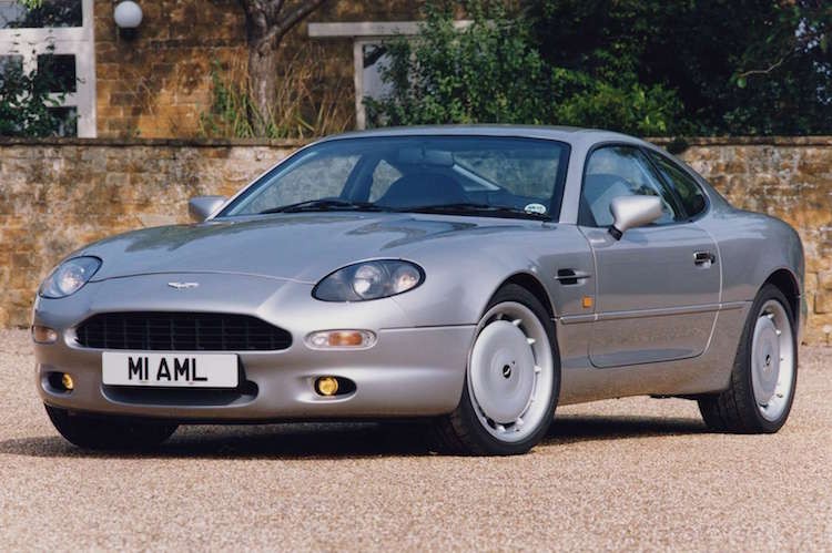 Aston Martin DB7 có thể dễ dàng là một trong những mẫu  siêu xe đẹp mắt nhất từng được hãng xe Anh Quốc sản xuất, tuy nhiên ngay từ đầu nó đã không phải là một chiếc xe có hiệu năng cao. Để giảm giá thành, nó đã được phát triển dựa trên chassis của chiếc Jaguar XJS cổ lỗ, dẫn tới tay lái kém nhạy và thân xe bồng bềnh.