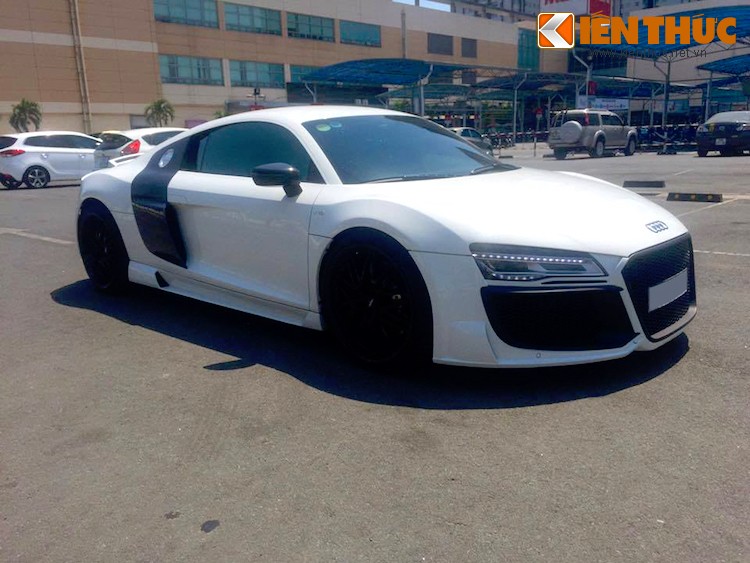 Hiện nay, số lượng  siêu xe Audi R8 tại Việt Nam đã khá nhiều và cũng có không ít chủ xe tiến hành nâng cấp chiếc xe. Tuy nhiên, hiếm ai đã từng nâng cấp "hết bài" cho R8 như chủ của chiếc xe đời 2008 này.