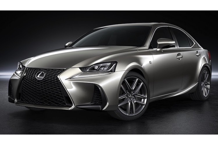 Vốn đã sở hữu ngoại hình rất độc đáo,  Lexus IS 2017 còn được sửa đổi lại thiết kế phần đầu với cản trước hoàn toàn mới, sở hữu lưới tản nhiệt "Spindle Grille" lớn như những chiếc Lexus thể thao F-Sport, cùng với các khe hút gió cực lớn.