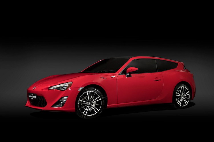 Vừa được bất ngờ công bố tại Sydney,  Toyota GT86 Shooting Brake là phiên bản ý tưởng về một chiếc coupe giá rẻ GT86, nhưng có mui kéo dài tới hết đuôi xe để tạo thành kiểu thân xe Shooting Brake.