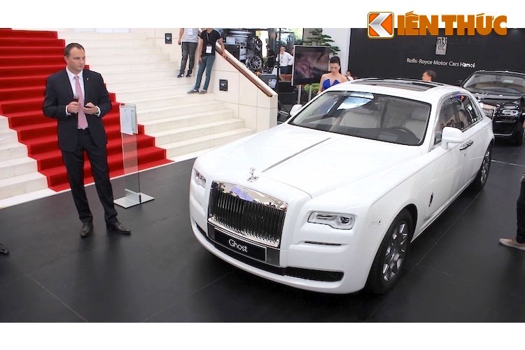 Dù không phải là nhà phân phối chính thức của thương hiệu xe siêu sang Rolls-Royce nhưng Euro Auto - Nhà phân phối BMW và MINI tại Việt Nam đã hợp tác cùng Regal Auto - nhà phân phối Rolls-Royce để bố trí một khu vực trưng bày riêng tại Triển lãm BMW World Vietnam 2016 với 2 chiếc xe siêu sang  Rolls-Royce Ghost Series II EWB.