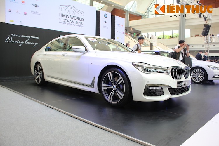 Tại triển lãm BMW World Vietnam 2016, ngay bên cạnh chiếc 750Li cao cấp nhất còn có sự xuất hiện của phiên bản  BMW 740Li M-Sport, với gói trang bị M-Sport Package.