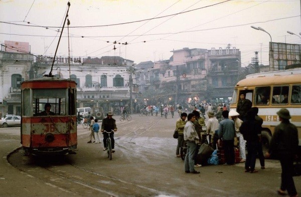 Vào thời điểm đầu thập niên 70 của Thế kỷ 20, phương tiện di chuyển chính của  người Hà Nội vẫn là xe đạp, khi ôtô và xe máy vẫn còn chưa phổ biến. Ngay cả những phương tiện như tàu điện hay xe buýt vẫn còn khá ít ỏi.