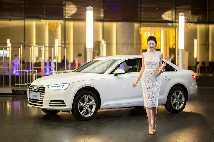 Tương tự như R8 trước đây,  Audi A4 thế hệ mới vẫn giữ lại "phom" của thế hệ cũ và không có một cuộc "cách mạng" lớn nào về thiết kế"; những chi tiết thay đổi dễ nhận ra nhất trên chiếc xe mới là phần đầu và đuôi xe "góc cạnh" hơn.