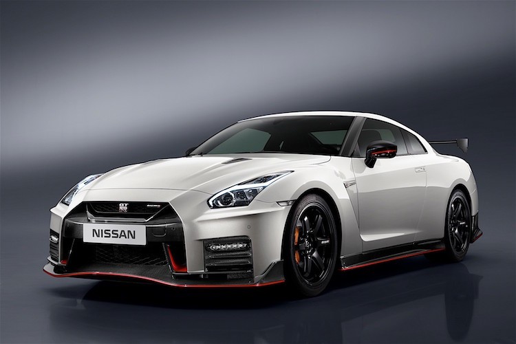 Ra mắt lần đầu từ năm 2008, Nissan GT-R R35 là "hậu duệ" của dòng xe thể thao Nissan Skyline GT-R vốn chỉ được bán tại Nhật, nhưng được mệnh danh là "quái vật Gozilla" bởi khả năng vận hành "đánh bại" nhiều siêu xe. Sau khi các phiên bản bình thường có bản nâng cấp, phiên bản thể thao  Nissan GT-R Nismo 2017 cũng được "trình làng".