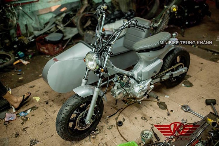 Với bản độ  Honda Super Cub Sidecar này, xưởng độ Minibike Trung Khánh tại Hà Nội muốn hướng tới một mẫu xe đem tới cảm giác thoải mái và tin cậy khi đi đường dài.