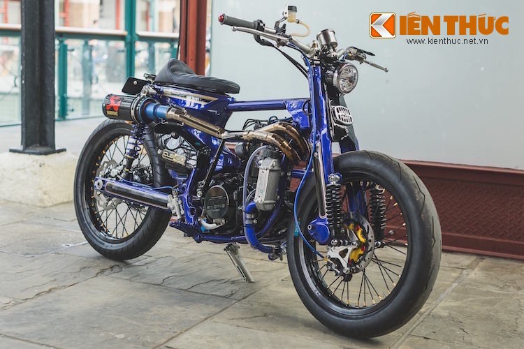 Chủ nhân của chiếc Honda Super Cub này là Gary Windfield - một người chơi xe tại Anh Quốc. Ban đầu, anh Gary đã mua chiếc Cub với ý định "chạy kiểng" nhẹ nhàng. Tuy nhiên do đã từng cầm lái những chiếc KTM tại các giải đua khác nhau ở Anh, "máu tốc độ" trong Gary lại nổi lên, khiến anh dần nâng cấp chiếc xe thành  siêu Cub Honda 450cc.