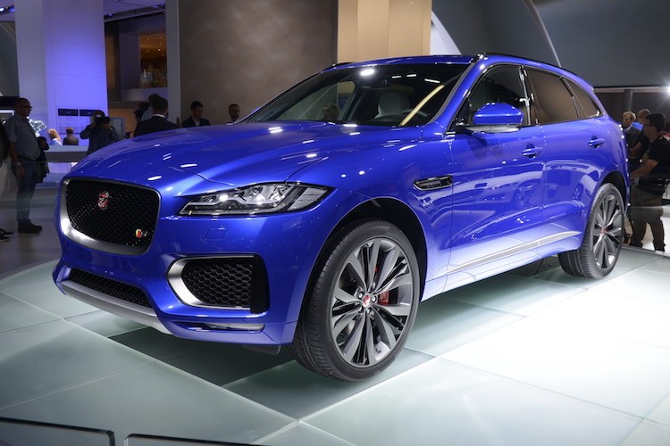 Ra mắt lần đầu tại triển lãm Frankfurt 2015, dù có dạng crossover nhưng Jaguar F-Pace mới được đánh giá là "xe thể thao tiện dụng tối thượng" để có thể "đe doạ" các đối thủ như Porsche Macan, BMW X3, Mercedes GLC, Lexus NX và Audi Q3.