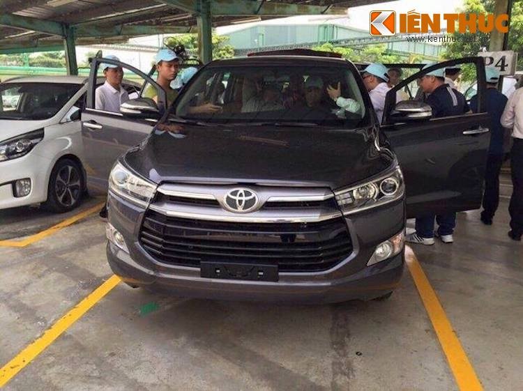 Là một trong những mẫu xe bán chạy nhất của Toyota Việt Nam, việc  Toyota Innova mới xuất hiện ở nước ta chỉ là vấn đề thời gian. Trong thời gian qua, hàng loạt các đại lý Toyota đã khẳng định thông tin chiếc xe sắp được ra mắt chính thức vào tháng 7. Thậm chí gần đây, những hình ảnh chụp chiếc xe trong buổi tập huấn cho các đại lý cũng đã bị rò rỉ ra ngoài.