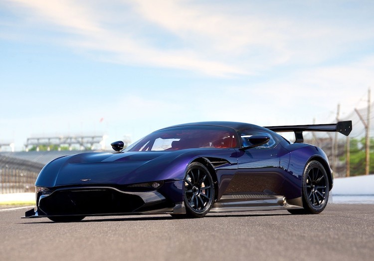 Được đặt tên theo vị thần lửa trong thần thoại Rome cổ,  Aston Martin Vulcan là một chiếc xe đua đỉnh cao, ra mắt lần đầu tại triển lãm Geneva 2015. Do chiếc AM-RB 001 vừa được Aston Martin công bố hiện vẫn chưa bán ra nên tạm thời Vulcan chính là mẫu xe "khủng" nhất của hãng siêu xe Anh Quốc.