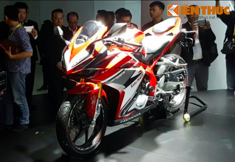 Được Honda "gợi ý" trước tại triển lãm Tokyo cuối năm ngoái bằng mẫu concept Lightweight Supersport, tuy nhiên phải tới nay  Honda CBR250RR mới chính thức được ra mắt lần đầu tại Indonesia. Đây là lần đầu tiên Honda đem CBR250RR trở lại dòng sản phẩm của mình.