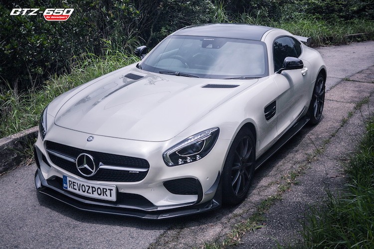 Trước khi AMG GT R được ra mắt vào tháng 6 vừa qua,  Mercedes AMG GT S đã từng là phiên bản mạnh mẽ nhất, thể thao nhất của dòng siêu xe AMG GT. Tuy nhiên dưới con mắt của các hãng độ như RevoZport từ Đức, do chia sẻ chung động cơ và chassis nên AMG GT S vẫn còn rất nhiều tiềm năng để có thể "hạ bệ" đàn em.