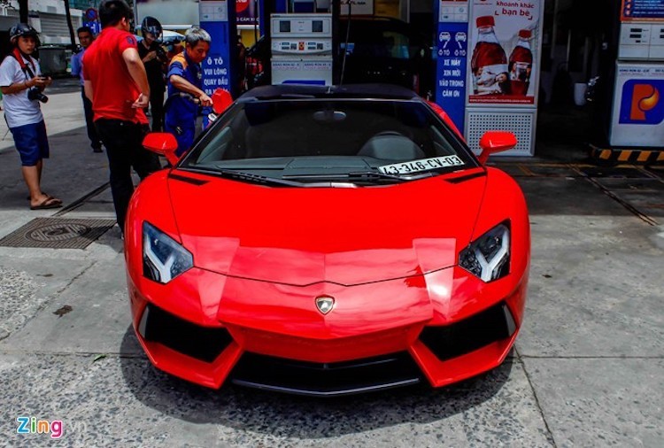 Cuối tháng 10/2015, chiếc  Lamborghini Aventador Roadster đầu tiên tại Việt Nam xuất hiện trên đường phố Hải Phòng. Một thời gian sau, xe được chuyển lên Hà Nội và thường xuất hiện tại các tuyến phố trung tâm.