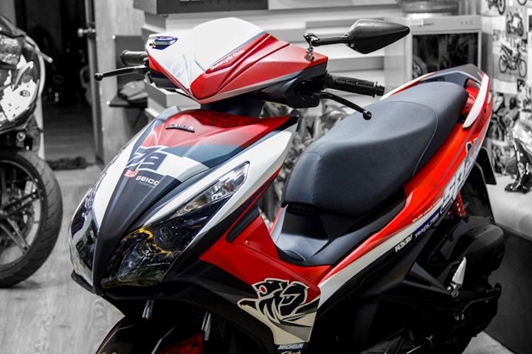 Chiếc  Honda Air Blade 2014 nguyên bản màu đỏ - đen. Chủ xe là một biker ở Vũng Tàu.