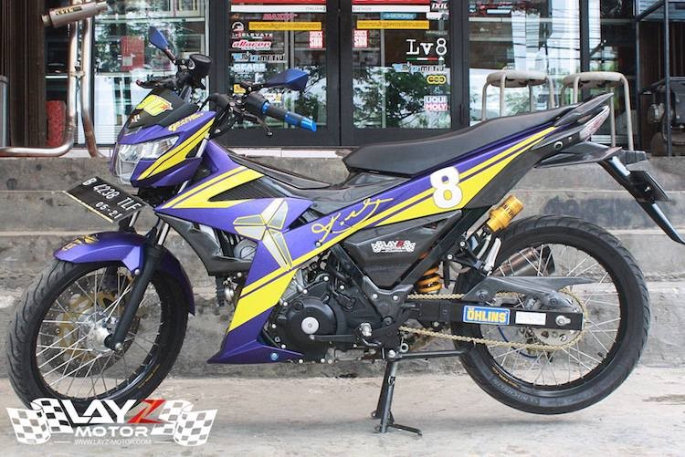 Ra mắt tại Indonesia từ đầu năm, tới nay phong trào chơi  Suzuki Satria FU150 FI tại quốc gia này đang lên rất mạnh với nhiều bản độ ấn tượng. Mới đây, cửa hàng Layz Motor tại Jakarta cũng vừa cho "ra lò" một bản độ Satria FU150 FI đầy hấp dẫn.