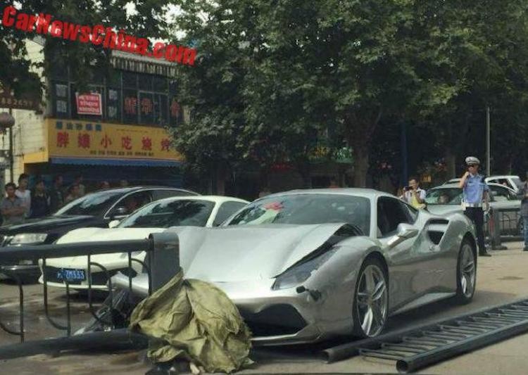 Vụ tai nạn siêu xe hy hữu giữa bộ đôi  siêu xe Ferrari 488 GTB này đã xảy ra vào cuối tuần qua tại thành phố Lệ Giang, Vân Nam, Trung Quốc. Theo giới truyền thông, vụ tai nạn này xảy ra chỉ vì một... chú chó băng qua đường.