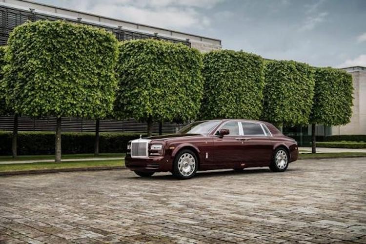 Dù Rolls-Royce chính thức bước chân vào thị trường Việt Nam chưa lâu, nhưng theo ông Lars Klawitter - Trưởng bộ phận cá nhân hóa Bespoke của hãng cho biết các đại gia Việt dẫn đầu khu vực về nhu cầu "thửa riêng" xe. Trong đó,  Rolls-Royce Phantom Hòa Bình &amp; Vinh Quang (Peace &amp; Glory) là phiên bản "thửa riêng" mới nhất dành cho đại gia Việt.