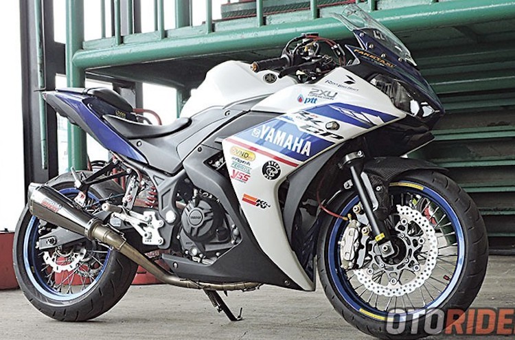 Thay vì chiếc sportbike R3 như ở nhiều thị trường khác thì ở Indonesia,  môtô Yamaha R25 lại được bán với thông số kỹ thuật y hệt, ngoại trừ động cơ dung tích nhỏ hơn. Để tạo phong cách khác biệt cho chiếc R25 của mình, một người chơi xe tại Indonesia đã thay cặp mâm đúc nguyên bản bằng bánh căm.