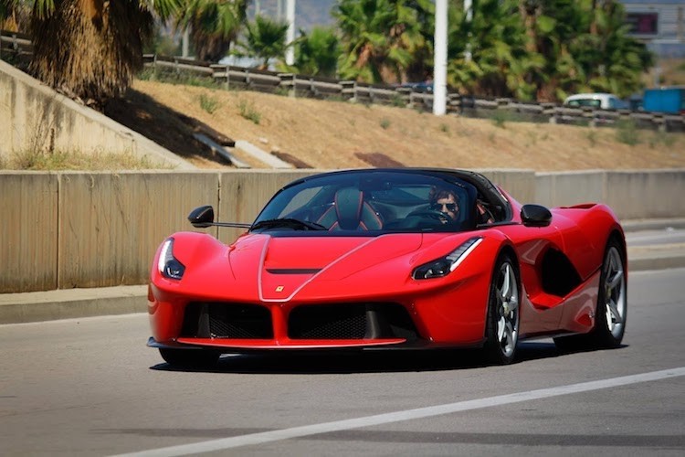 Đúng như nhiều dự đoán trước đó,  Ferrari LaFerrari Aperta có thiết kế y hệt LaFerrari phiên bản coupe, với sự khác biệt chỉ nằm ở phần giữa mui đã bị "cắt" đi, biến chiếc xe thành một mẫu mui trần theo kiểu targa. Khách hàng sẽ được hãng siêu xe Ferrari tặng kèm cả 2 loại mui là mui mềm bằng vải bạt hoặc mui cứng bằng sợi carbon.